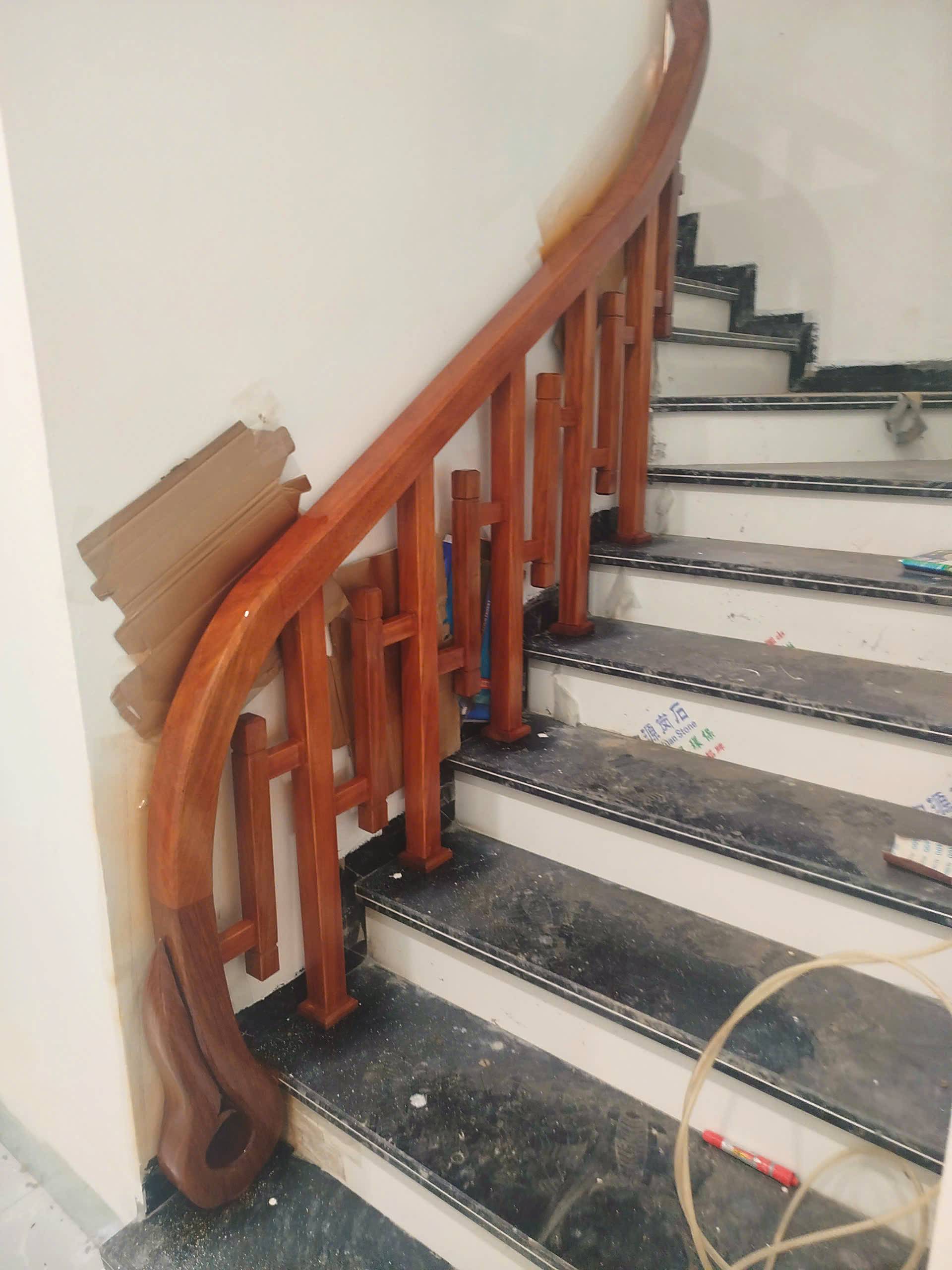 Tay vịn gỗ uốn cong và lan can thanh chữ H